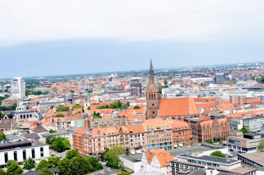 kilise ve hannover almanya inşa yapısı üzerinde sivil salonun kulesinden görünümü bulutlu güneşli bir günde bir yürüyüş sırasında fotoğraflandı