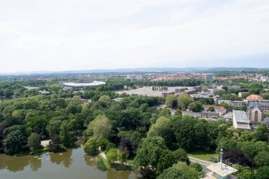 hannover Almanya'nın denizler ve manzara üzerinde sivil salonun kulesinden görünümü bulutlu güneşli bir günde bir yürüyüş sırasında fotoğraflandı