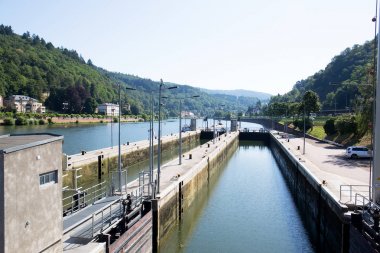 heidelberg Almanya'da neckar üzerinde kilit toplam görünümü Almanya'da neckar üzerinde gemi ile bir tur sırasında fotoğraflandı