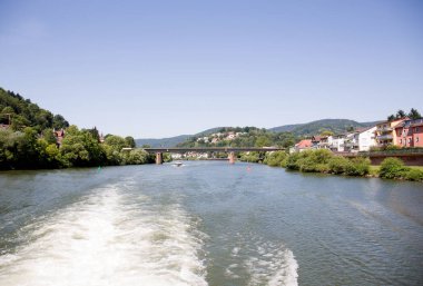 almanya'da neckar üzerinde gemi ile bir tur sırasında fotoğraflanan nehir neckar üzerinde köprü üzerinde uzak görünümü