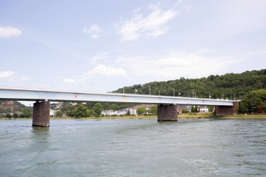 Koblenz ren ren ve çevresinde ren nehri üzerinde bir köprü üzerinde görmek güneşli bir günde ren bir gemide bir gezi turu sırasında fotoğraflandı