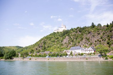 Koblenz ren orman ve çevresinde bir tepeüzerinde kule ile ren nehir kıyısında uzak görünümü güneşli bir günde ren bir gemide bir gezi turu sırasında fotoğraflandı 
