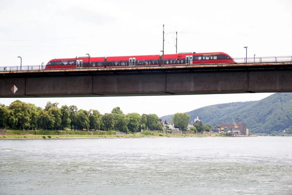 在科布伦茨莱茵河上的一座桥上观看火车 在阳光明媚的日子里在莱茵河上观光游览时拍摄 — 图库照片