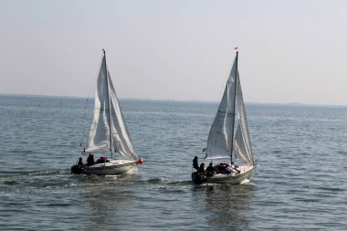 Kuzey Deniz Adası Juist Almanya üzerinde mavi bir gökyüzü altında denizde yelken tekneleri görünümü güneşli bir günde bir gezi turu fotoğraflandı