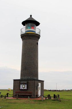 Kuzey Deniz Adası Juist Almanya 'da deniz feneri sonunda görünümü güneşli bir günde bir gezi turu fotoğraflandı