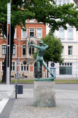 Görünüm sonunda heykel ve Hannover Almanya 'da binalar bulutlu güneşli bir gün bir yürüyüş sırasında fotoğraflandı