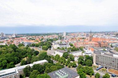 Hannover Almanya ve kilise Steeple yeni sivil salonu kule uzak görünüm bulutlu güneşli bir gün bir yürüyüş sırasında fotoğraflandı