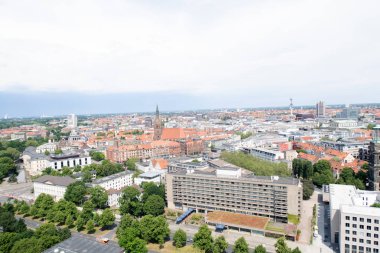bir bulutlu güneşli gün bir yürüyüş sırasında fotoğraflandı Hannover Almanya kentinde yeni sivil salonu kule uzak görünüm