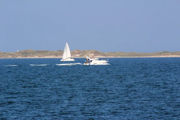 Vedere Mare Barca Albă Sub Cer Albastru Insula Mare Nord — Fotografie, imagine de stoc