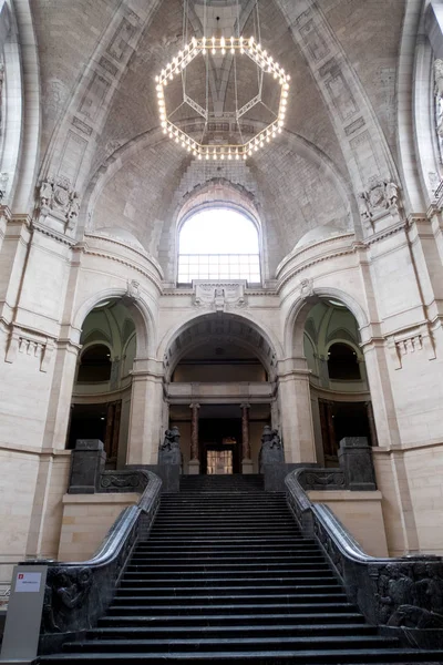 Hannover Almanya 'da yeni sivil salonda sonunda görünümü bulutlu güneşli bir gün bir yürüyüş sırasında fotoğraflandı
