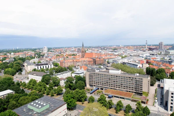 bir bulutlu güneşli gün bir yürüyüş sırasında fotoğraflanmış Hannover Almanya 'da bina dış yeni sivil salonu kule görünümü