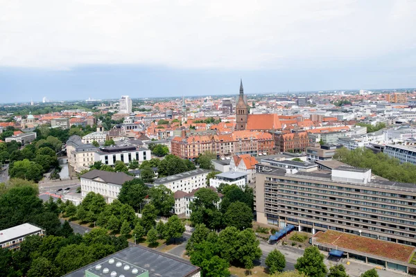 Hannover Almanya ve kilise Steeple üzerinde yeni sivil salonu kule yakın görünüm bulutlu güneşli bir gün bir yürüyüş sırasında fotoğraflandı
