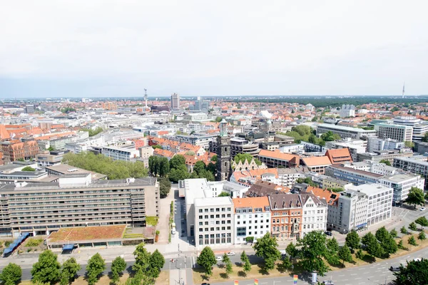 inşa edilmiş yapı ve Hannover Almanya gökdelen üzerinde yeni sivil salonu kule uzak görünüm bulutlu güneşli bir gün bir yürüyüş sırasında fotoğraflandı