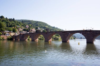heidelberg Almanya'da neckar bir köprü ve mavi gökyüzü altında doğal bir tepe görünümü Almanya'da neckar üzerinde gemi turu sırasında fotoğraflandı