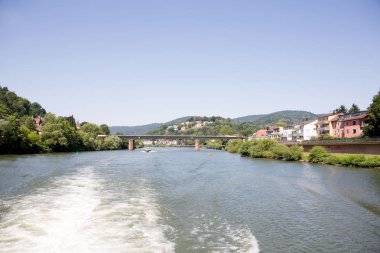 heidelberg Almanya'da neckar de doğa ve bina dış uzak görünümü Almanya'da neckar üzerinde gemi ile bir tur sırasında fotoğraflandı