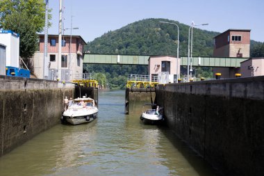 heidelberg Almanya'da neckar iki tekne ile kilit görünümü Almanya'da neckar üzerinde gemi ile bir tur sırasında fotoğraflandı