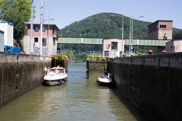 heidelberg Almanya'da neckar iki tekne ile kilit görünümü Almanya'da neckar üzerinde gemi ile bir tur sırasında fotoğraflandı