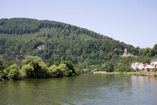 heidelberg Almanya neckar de mavi gökyüzü altında doğal bir tepe ve evler görünümü Almanya'da neckar üzerinde gemi ile bir tur sırasında fotoğraflandı