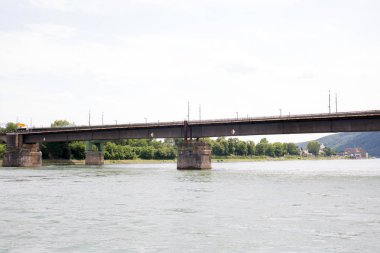 Koblenz ren ren ve çevresinde ren nehri üzerinde köprü üzerinde daha yakından görmek güneşli bir günde ren bir gemide bir gezi turu sırasında fotoğraflandı
