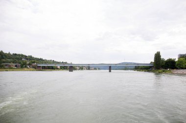 ren nehri boyunca uzak görünümü ve Koblenz ren bir köprü ve çevresinde güneşli bir günde ren bir gemide bir gezi turu sırasında fotoğraflandı