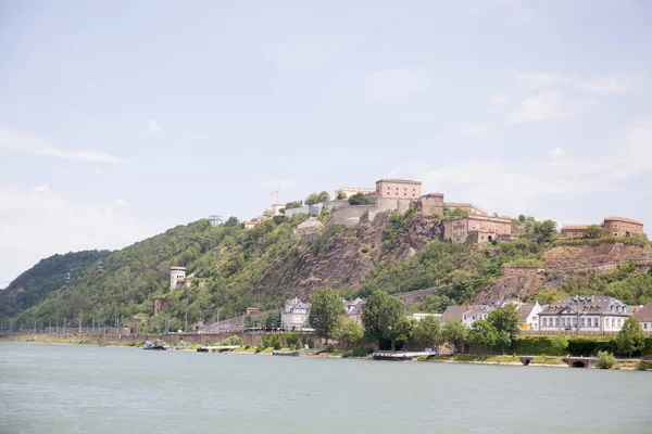 Blick Auf Einen Turm Auf Einem Hügel Rheinufer Koblenz Und — Stockfoto