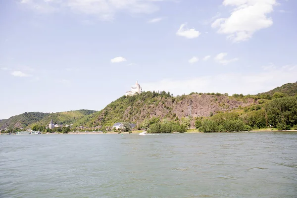 Vista Lejana Una Colina Con Bosque Ribera Del Río Rin —  Fotos de Stock