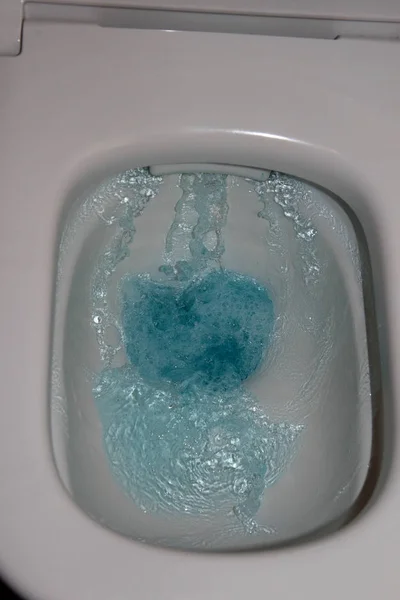 Banyoda Yükselen Mavi Bir Sürü Bir Tuvalet Anahtarı Daha Yakından — Stok fotoğraf