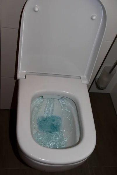 Vue Totale Une Toilette Avec Beaucoup Eau Bleue Montante Dans — Photo