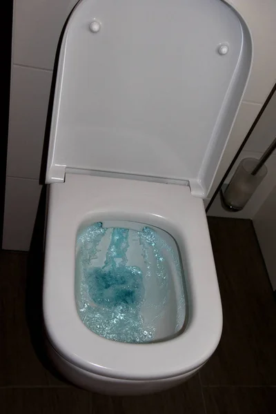 Całkowity Widok Toalety Bardzo Rosnąca Niebieska Woda Łazience Fotografowane Pobliżu — Zdjęcie stockowe