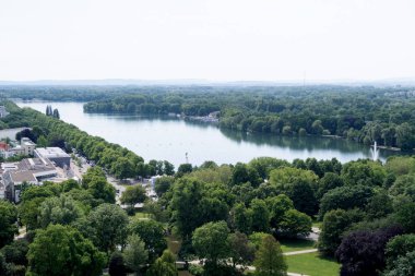 hannover Almanya'da maschsee görünümü bulutlu güneşli bir günde bir yürüyüş sırasında fotoğraflandı