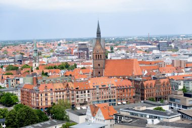 kilise ve hannover Almanya binalarının görünümü bulutlu güneşli bir günde bir yürüyüş sırasında fotoğraflandı