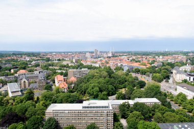 hannover Almanya bina dış ve ağaç alanı uzak görünümü bulutlu güneşli bir günde bir yürüyüş sırasında fotoğraflandı
