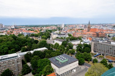 hannover Almanya bina dış ve ağaç alanı görünümü bulutlu güneşli bir günde bir yürüyüş sırasında fotoğraflandı