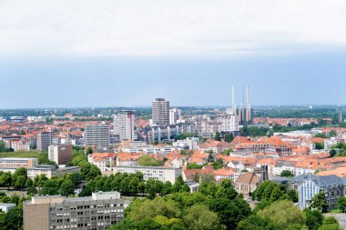 binaların uzak görünümü ve hannover Almanya'nın manzara bulutlu güneşli bir günde bir yürüyüş sırasında fotoğraflandı