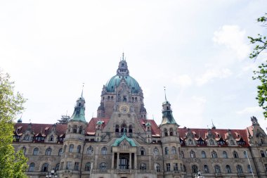 hannover Almanya'nın yeni sivil salonun daha yakından görünümü bulutlu güneşli bir günde bir yürüyüş sırasında fotoğraflandı