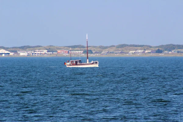 Vista Lejana Pequeño Barco Costa Isla Del Mar Del Norte — Foto de Stock