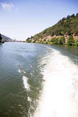 Manzaranın sonunda mavi gökyüzünün altında Heidelberg 'deki nekkar nehrinin altında Almanya' da gemiyle Almanya 'da bir tur sırasında fotoğraflandı.