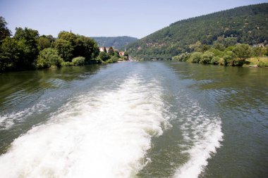 Almanya 'nın Heidelberg şehrindeki nekkar nehrindeki hareketli suyun uzak görüntüsü Almanya' daki nekkar üzerinde gemiyle yapılan bir gezi sırasında çekildi.