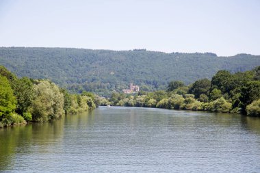 Heidelberg, Almanya 'daki nekkar nehri boyunca uzanan uzak manzara Almanya' daki bir gemi turunda çekildi.