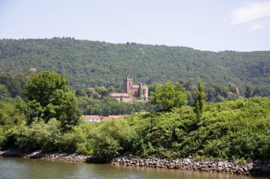 Heidelberg, Almanya 'daki nekkar nehrindeki bir tepenin üzerindeki kulede Almanya' daki bir tur sırasında çekilmiş.