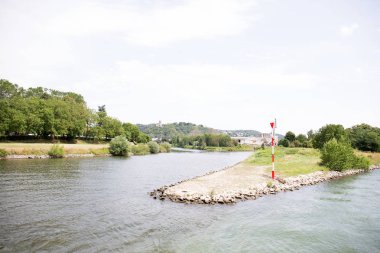 Koblenz Almanya yakınlarındaki Ren Nehri 'nde manzarası var.