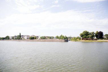 Güneşli bir günde Koblenz Almanya 'da inşa edilen yapı üzerine görüş