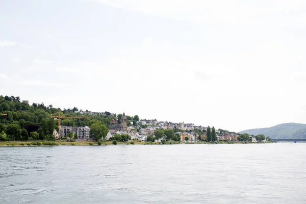 Odległe Widoki Budynki Pobliżu Brzegu Rzeki Rhine Koblenz Germany — Zdjęcie stockowe