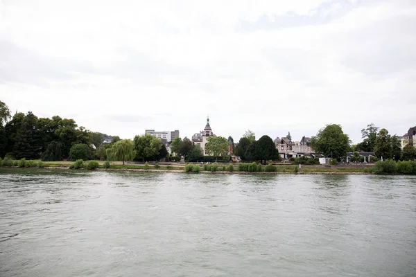 Koblenz Almanya yakınlarındaki Ren Nehri 'ndeki binaların manzarası