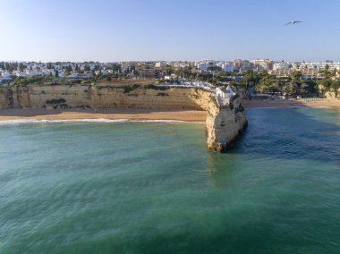 Hava kayalık ünlü deniz manzarası cape ve Senhora da Rocha kilise Algarve Güney kıyılarında, Portekiz uçurumun tepesinde
