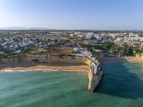 Εναέρια Βραχώδη Θαλασσογραφία Διάσημο Ακρωτήριο Και Senhora Rocha Εκκλησία Πάνω — Φωτογραφία Αρχείου