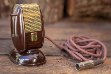 Bir antika 50s Mikrofon kabloları ve kutusu, vintage retro tarzı medya kavramı ile kadeh yukarıya kapatmak.