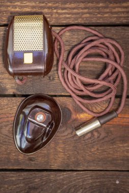 Bir antika 50s Mikrofon kabloları ve kutusu, vintage retro tarzı medya kavramı ile kadeh yukarıya kapatmak.