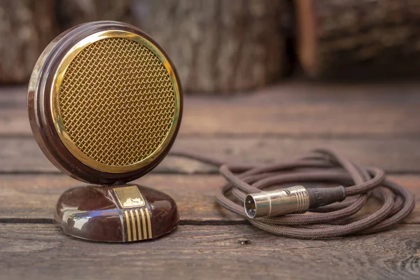 Nära Upp Skott Antik 50S Mikrofon Med Kablar Och Låda — Stockfoto
