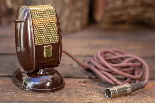 Bir antika 50s Mikrofon kabloları ve kutusu, vintage retro tarzı medya kavramı ile kadeh yukarıya kapatmak.
